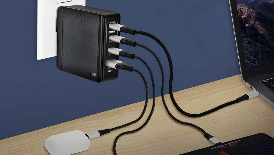 Poste de travail équipé de chargeurs WECENT pour ordinateur portable et téléphone